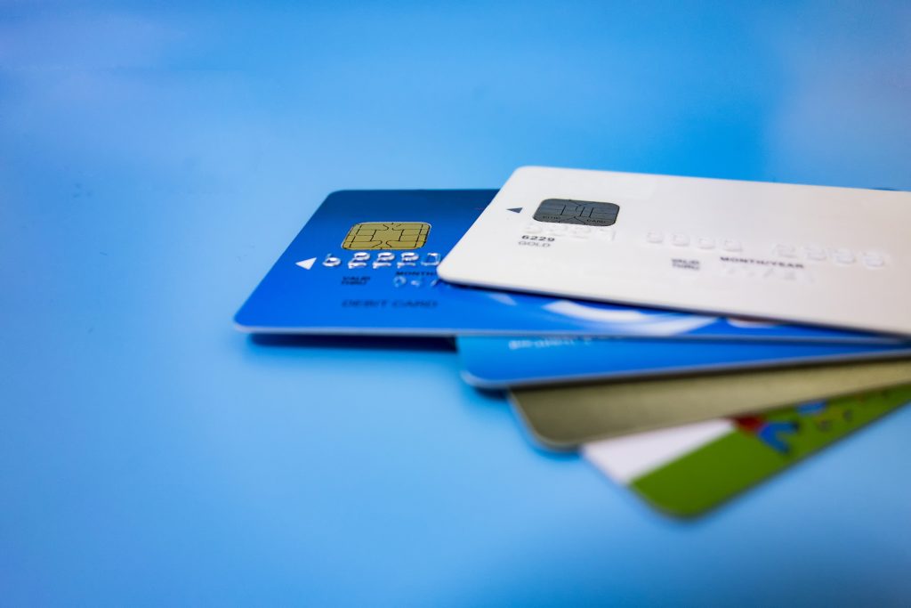 Verschiedene Karten für die Kartenzahlung mit blauem Hintergrund