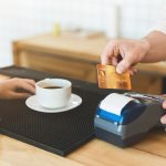 Karte wird an EC Cash Terminal gehalten