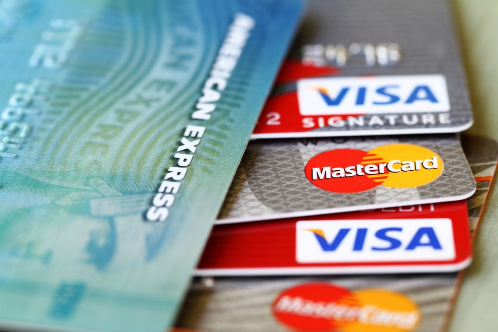 Verschiedene Kreditkarten, Kartenzahlung Kosten